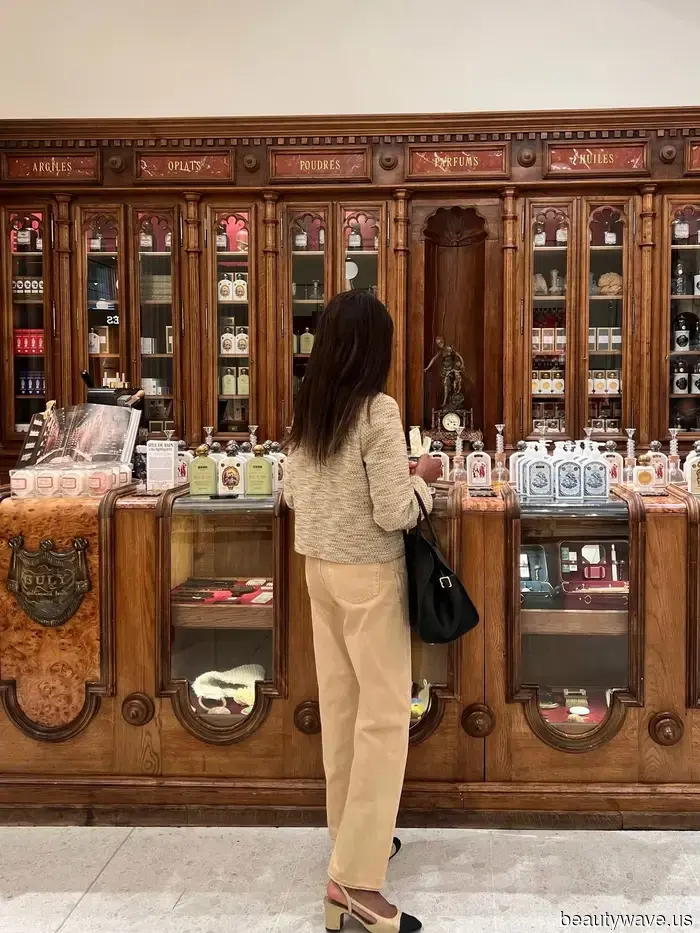 To achieve a Parisian look in Paris, you need to have these 12 essential fall wardrobe pieces.