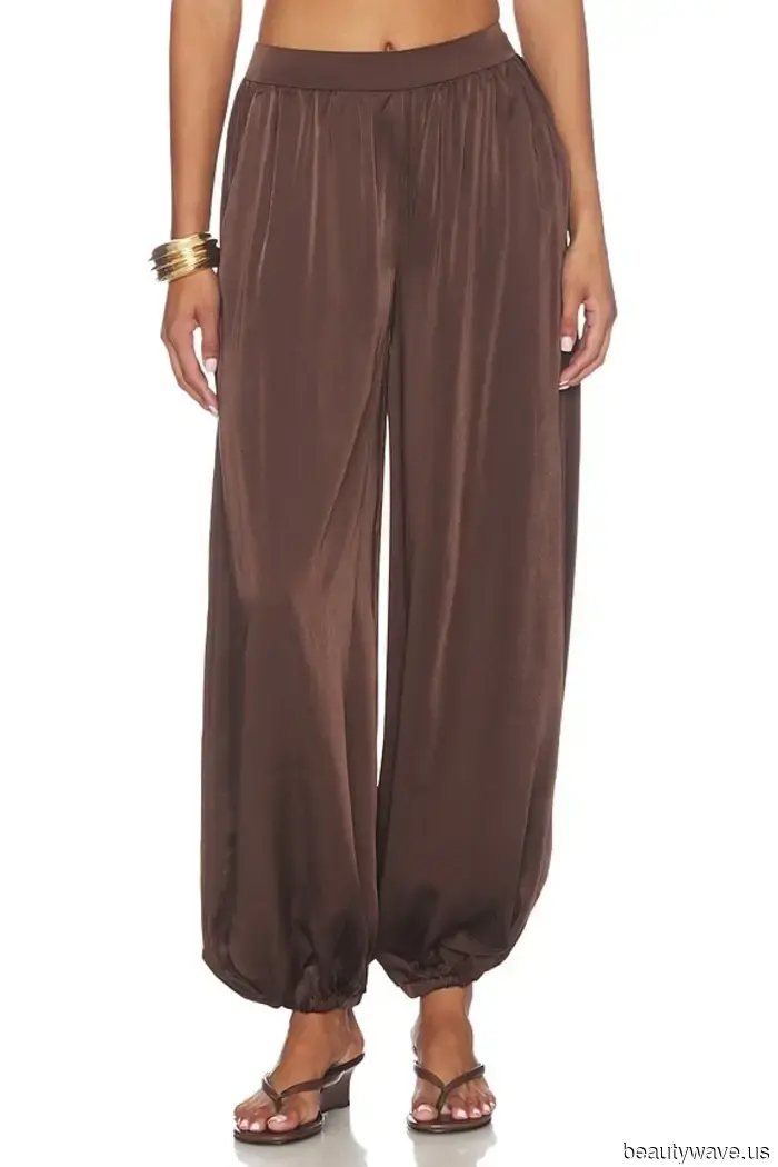 Stylish Moms Are Aware That the Trendiest Early-Morning Ensembles Feature This Pant Style.