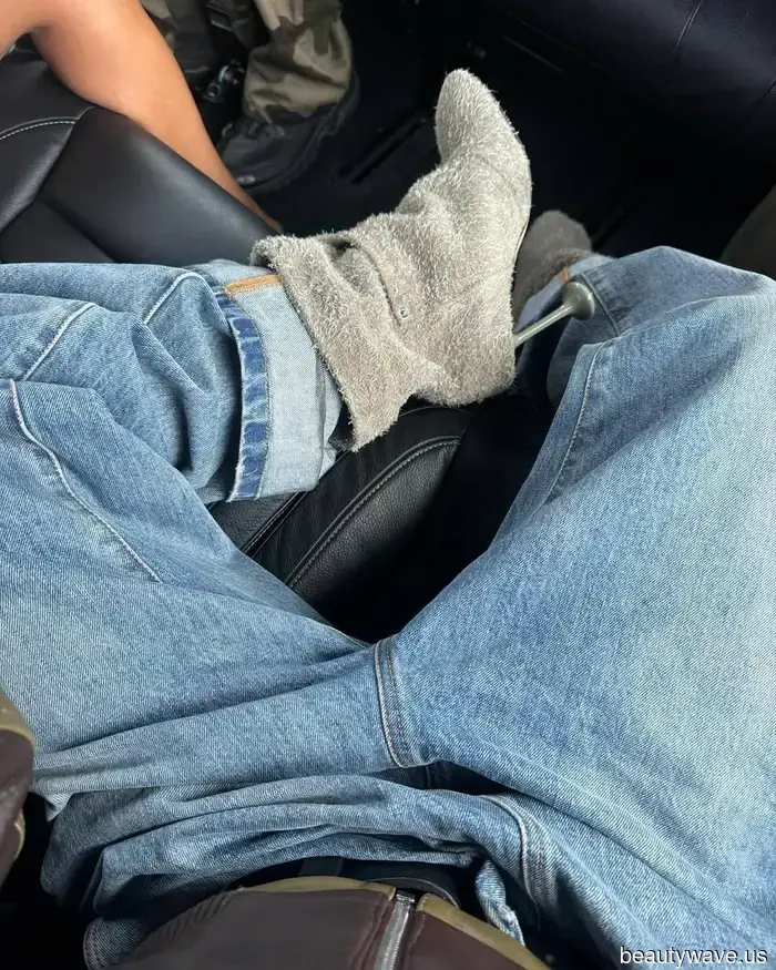 The Distinctive Style That Everyone Fashionable in NYC Will Adopt When Pairing Boots with Jeans This Fall