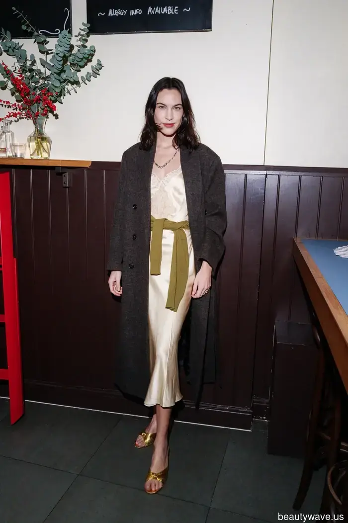 L'ultimo outfit da ragazza francese di Alexa Chung ha appena dimostrato che questa tendenza di scarpe "datata" è tornata.