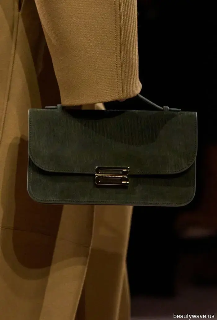 Ich weiß, dass du ein Mode-Mensch bist, wenn du eine dieser 7 Winter-Handtaschen-Trends trägst.