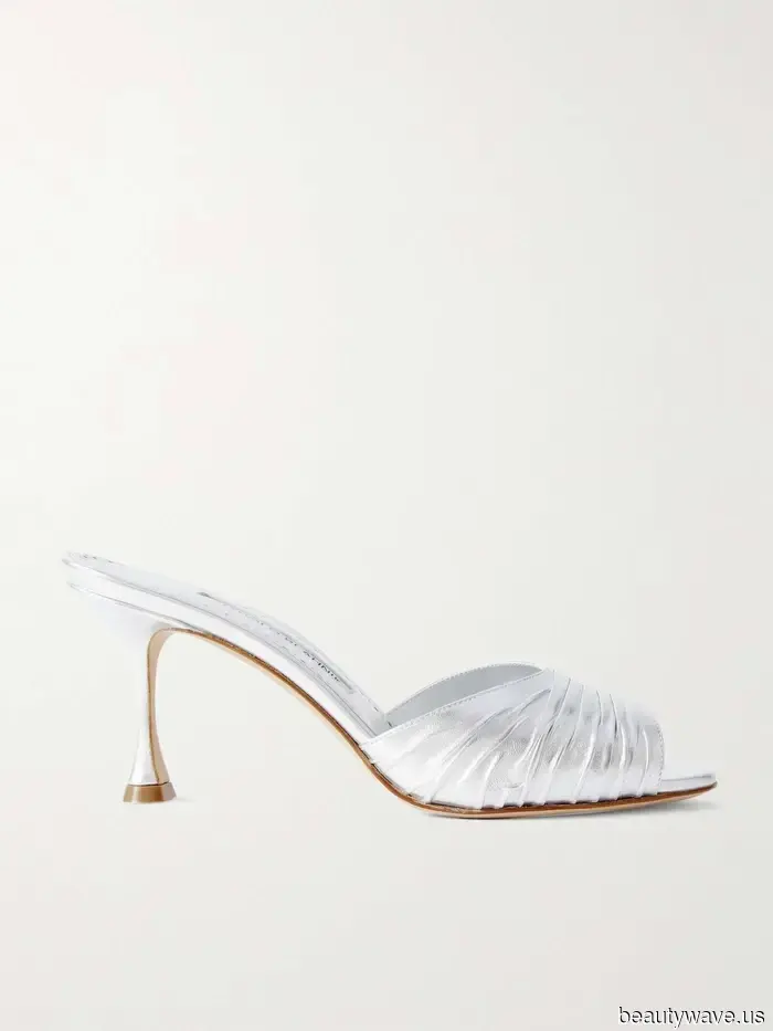 Light-wash jeans appear more stylish for 2026 when paired with this trendy shoe style instead of a plain option.