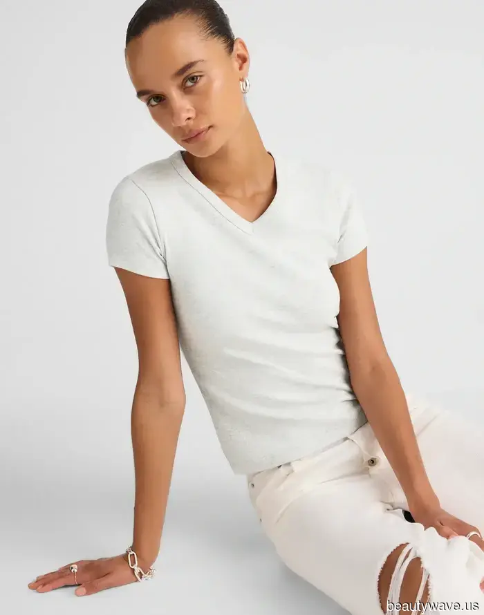 Questa t-shirt è stata "fuori" per così tanto tempo che è difficile credere che sia di nuovo alla moda.