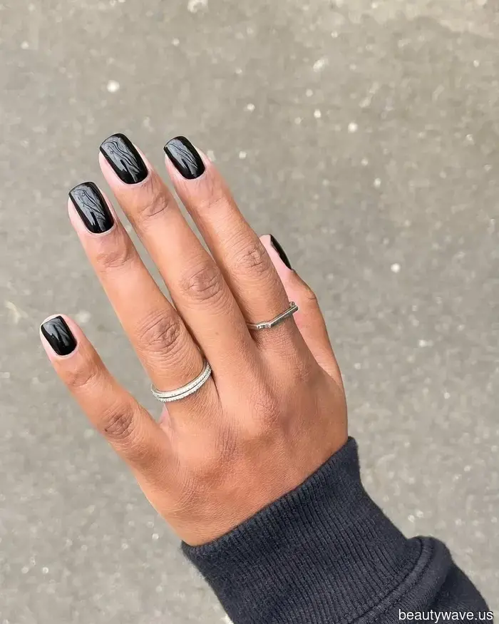 Da Onice a Bianco Latte, Questi Sono i 7 Migliori Colori di Unghie per Toni di Pelle Scura