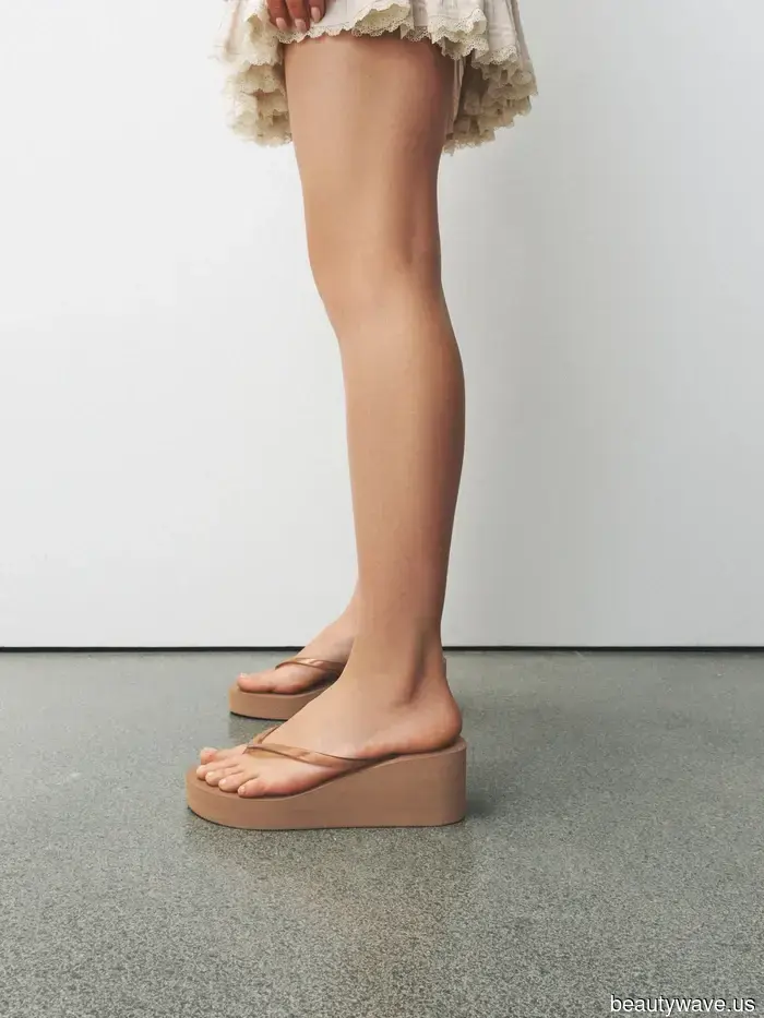 Not Combat Boots, Capris, or Jelly Shoes—These Are the Surprising 90s Trends We Anticipate Will Be Everywhere in 2026.