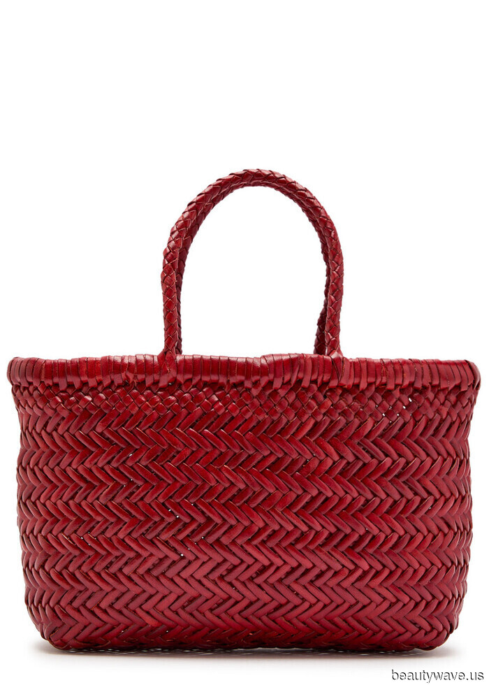 Forget about black totes—fashion experts are embracing these Spring bag color trends for 2026.