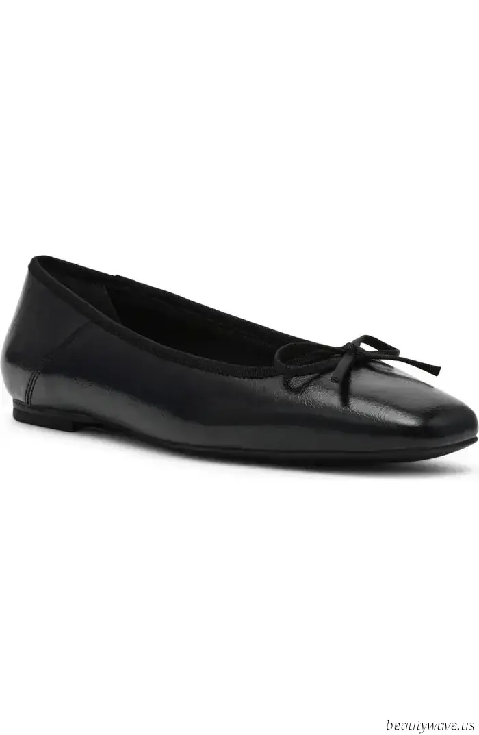 Skip the sneakers—this is the elegant flat-shoe style that French women pair with three different types of casual trousers.