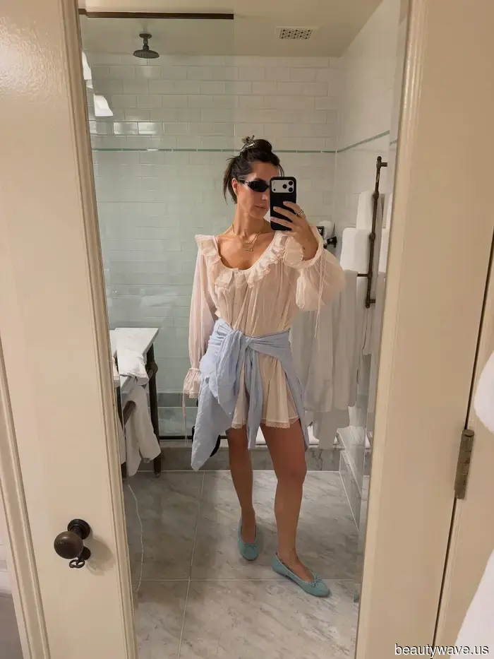 Black heels are acceptable, but women from Italy and France understand that these colors complement white dresses more effectively.