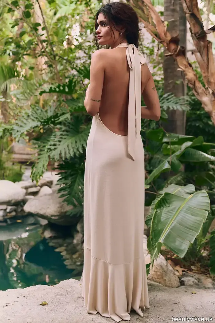 Este vestido sencillo de los años 2000 está en la maleta de todas las personas de moda este verano.