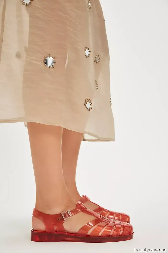 This Controversial '90s Footwear Is a Trend Both Millennials and Gen Z Can Support