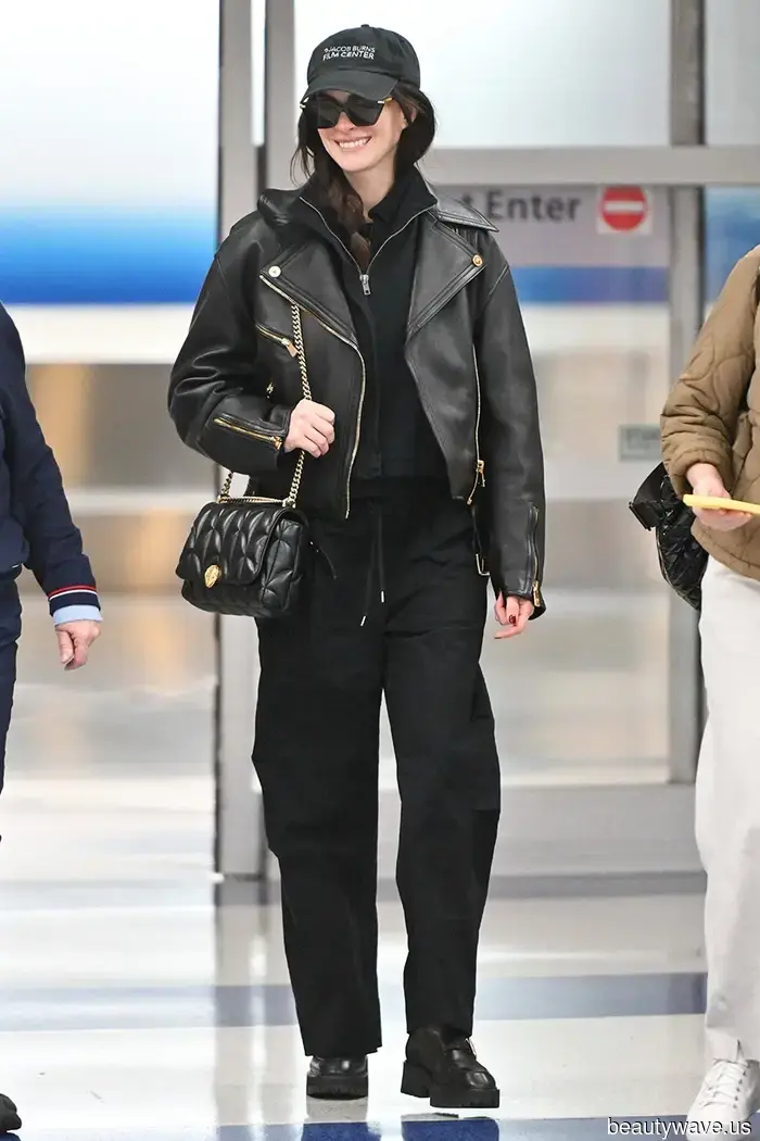 Sì, questo è ufficialmente l'oggetto alla moda da indossare in aeroporto in questo momento.