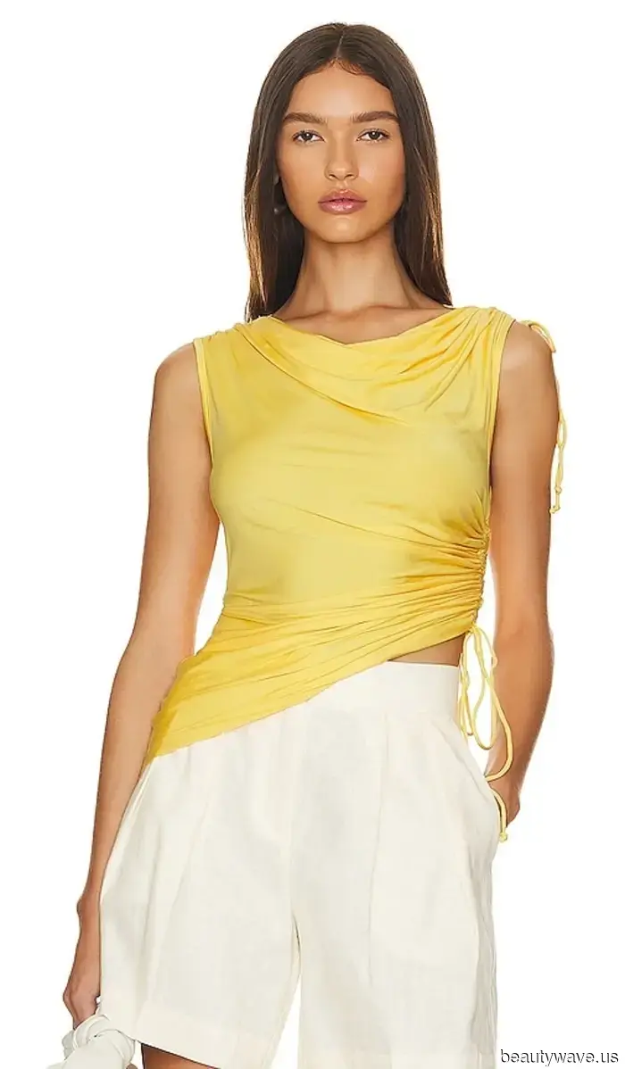 Черный и белый — классика, но модная цветовая комбинация Айрис Лоу так свежа для 2026 года.