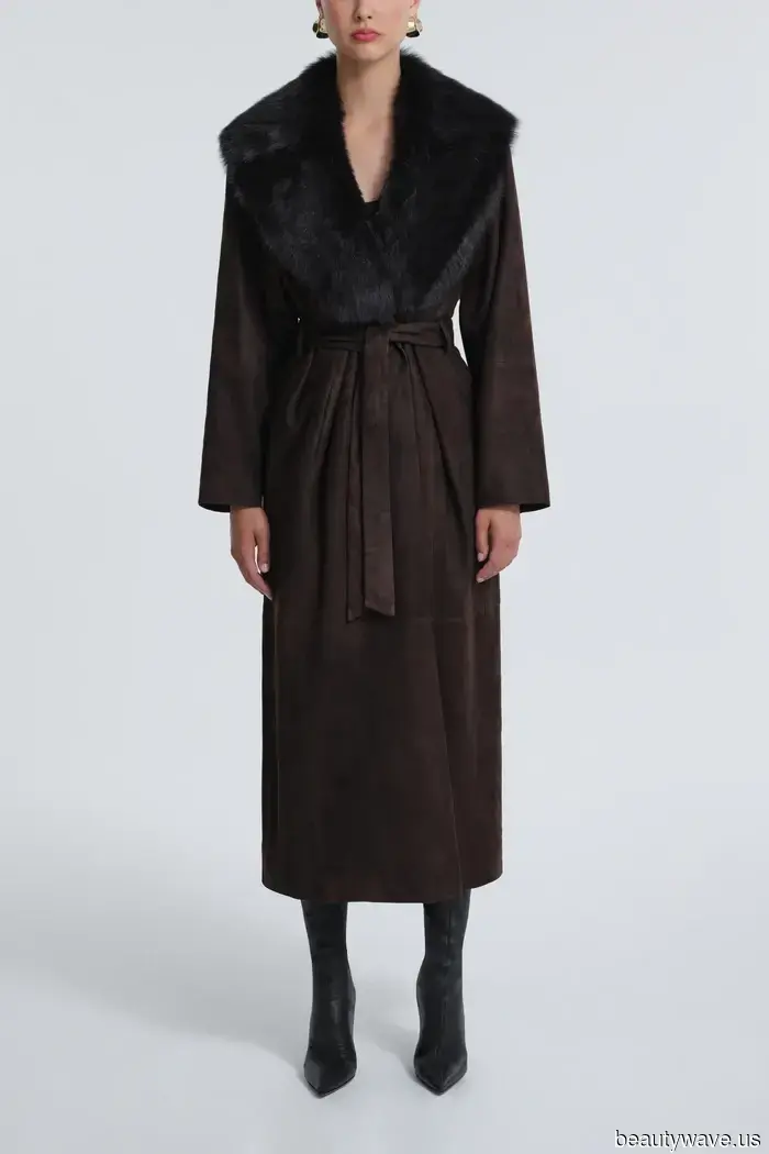 Visto en NYC: Emily Ratajkowski usando el bolso de $695 que la gente de moda no puede dejar de adorar.