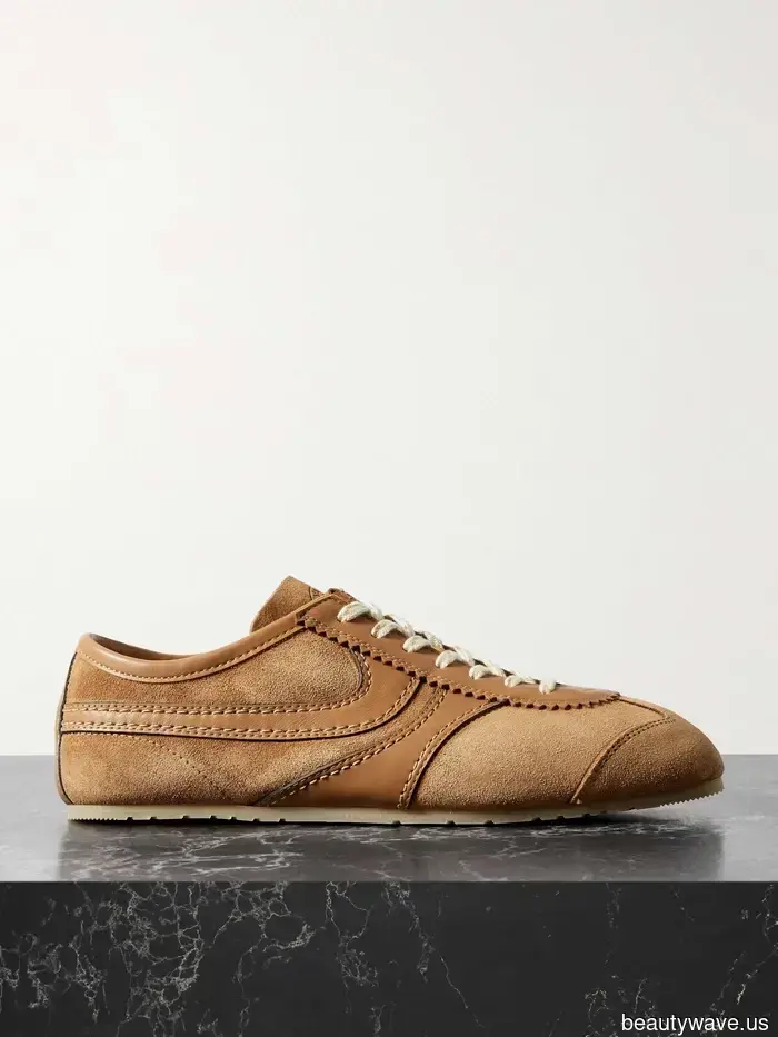 Alexa Chung just sported the trendy sneaker brand that I believed only Sienna Miller was aware of.