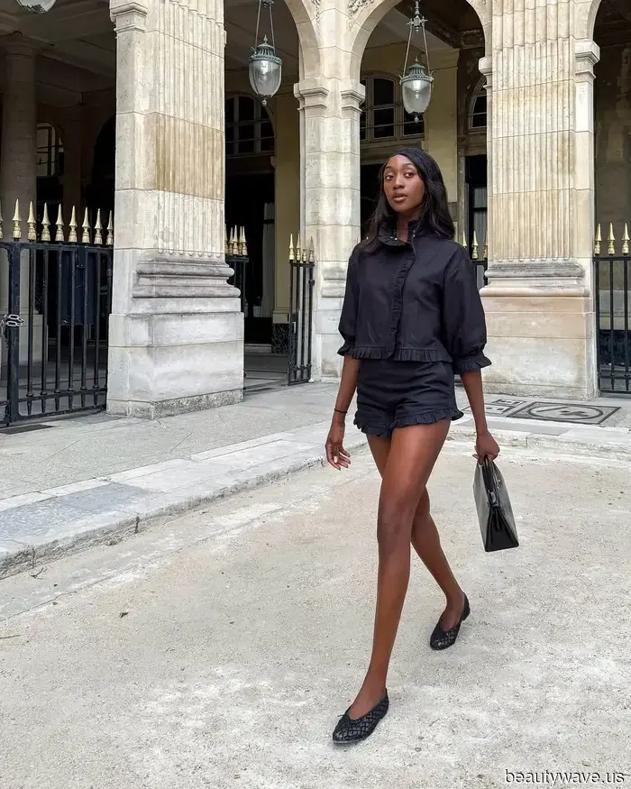 Доставка из Парижа: Все отказываются от сандалий, чтобы носить эти гораздо более стильные туфли с шортами