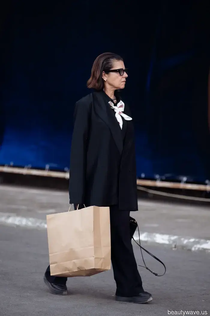 Sicher, Ballerinas sind in Ordnung, aber Frauen über 50 lieben stattdessen diesen umstrittenen Flachschuh-Trend.