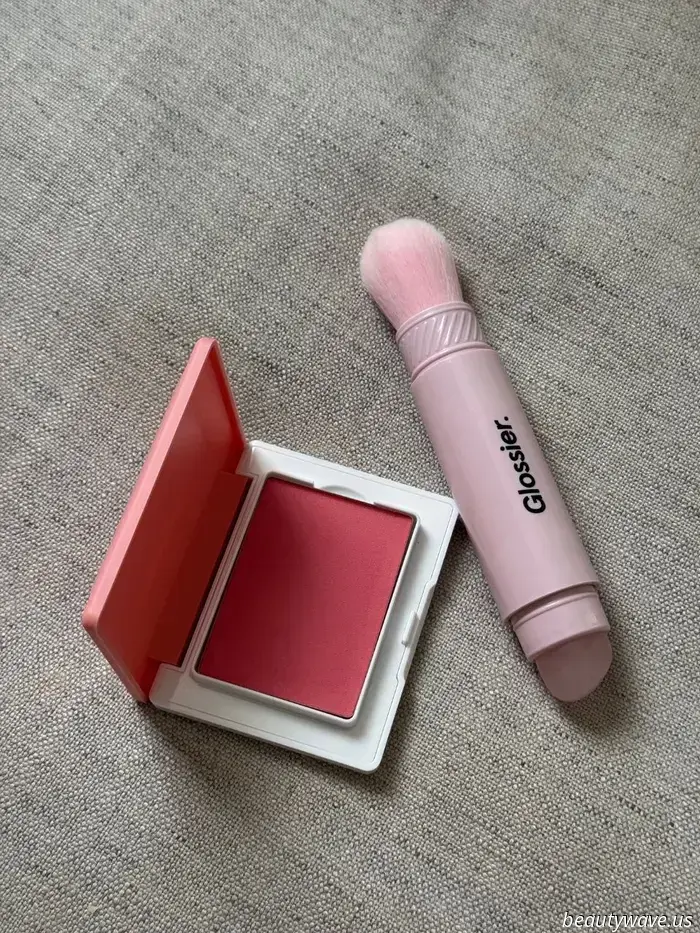 Fui de las primeras personas en tener en mis manos el nuevo colorete de Glossier—aquí está mi veredicto honesto.