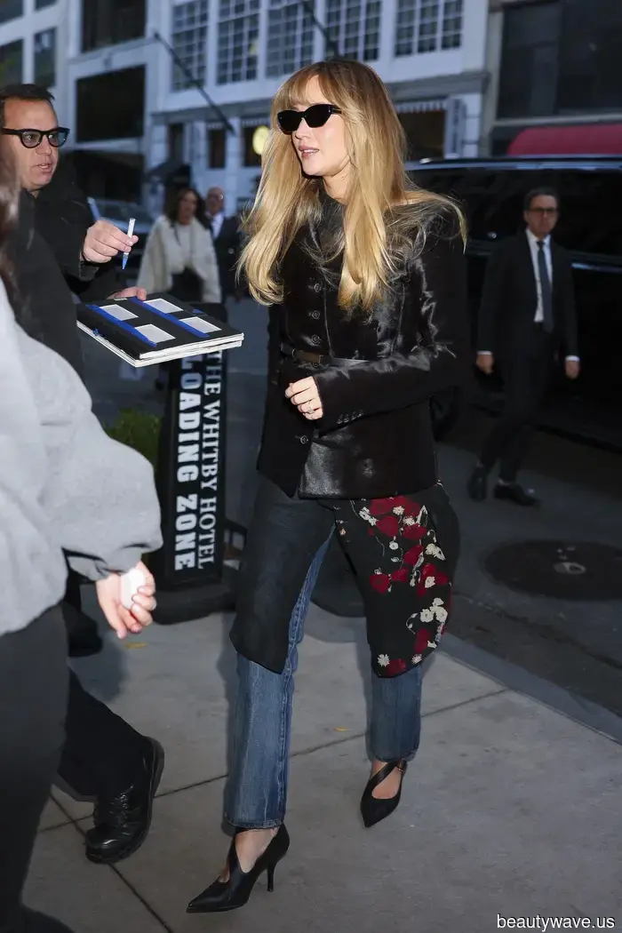 Ogni celebrità, da J.Lo a Kate Middleton, sa indossare questo outfit classico quando non è sicura di cosa mettere.