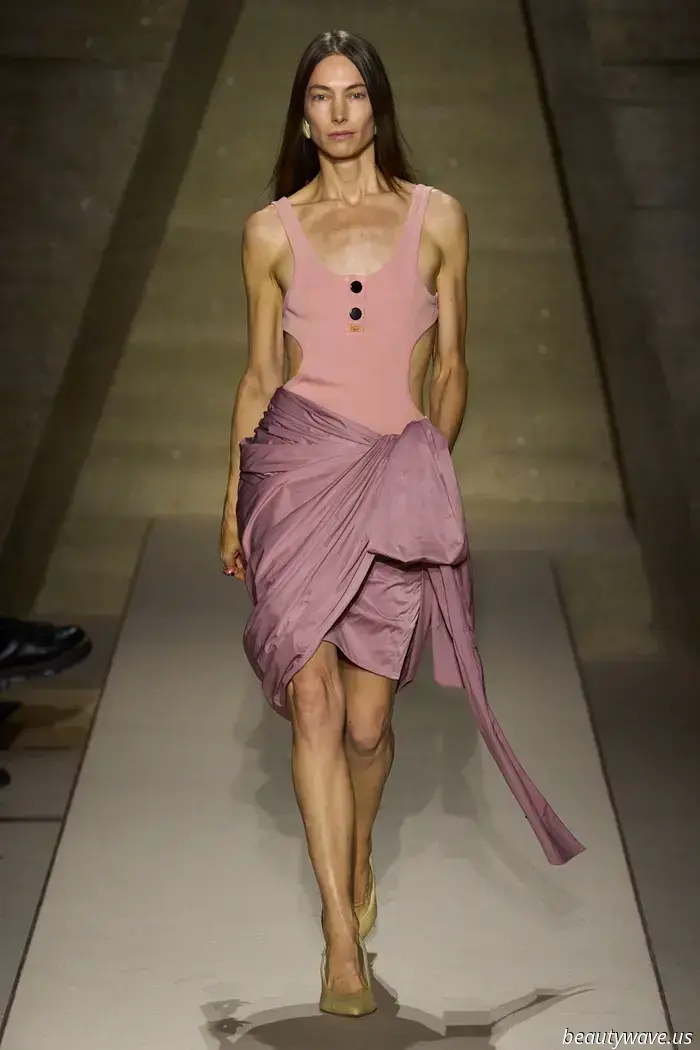 Eng geschnittene Hosen! Markante Schultern! Leuchtende Blumenmuster! Eine 80er‑Attitüde prägt Chloé für den Frühling 2026.