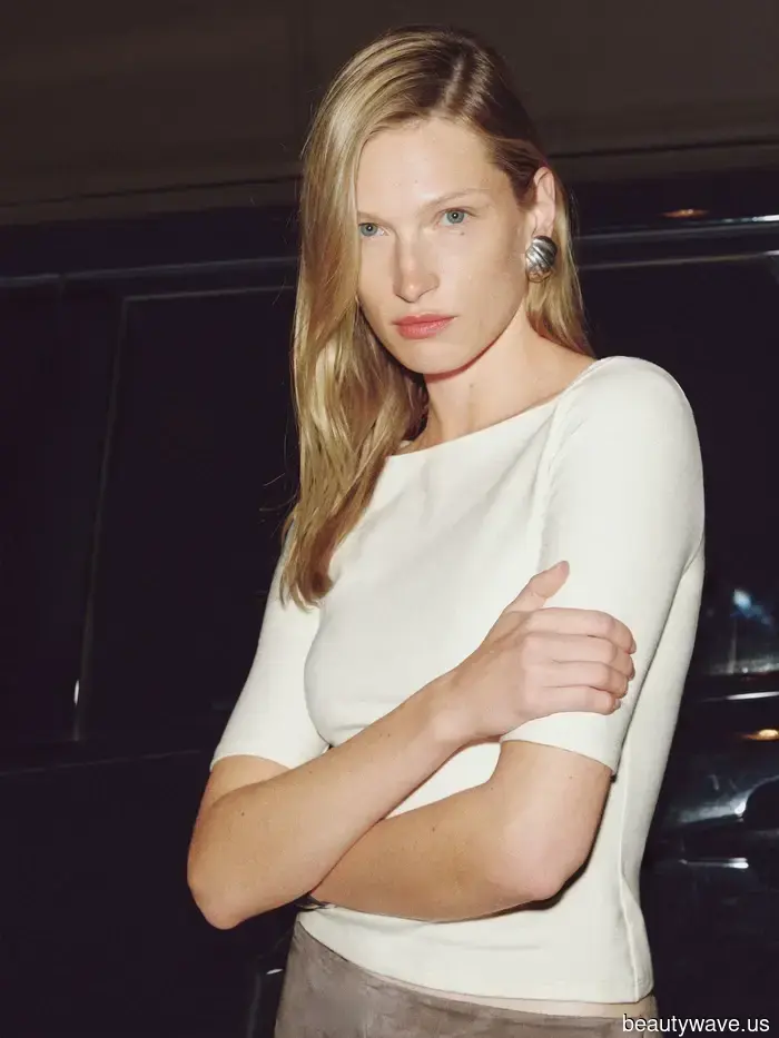Non canotte, non t-shirt&mdash;questo basic alla moda e conveniente eleverà i tuoi outfit con gonne e jeans.