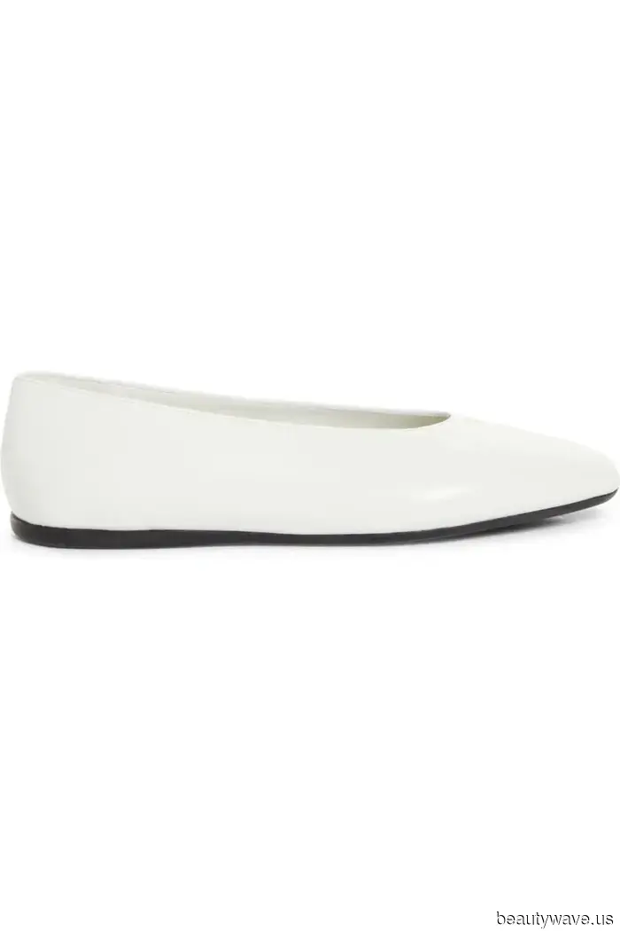 Not Sneakers—These Shoes Appear Much More Stylish When Paired with the Particular Jeans That Everyone Is Wearing.