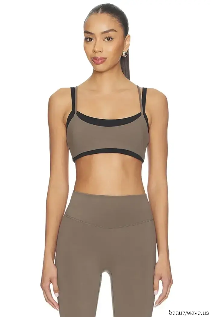 Überall, wo ich 2026 hinschaue, tragen coole Mädchen diesen BH-Top-Trend mit Leggings.