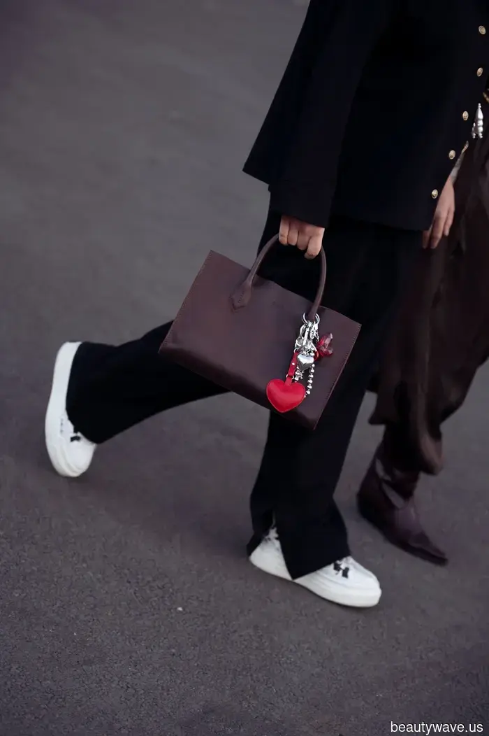 Sicher, Ballerinas sind in Ordnung, aber Frauen über 50 lieben stattdessen diesen umstrittenen Flachschuh-Trend.