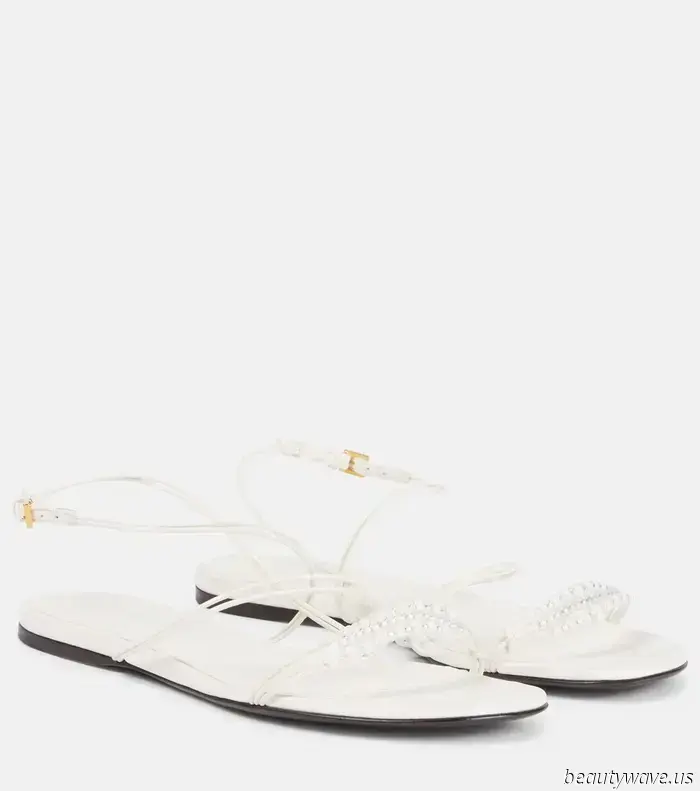 These sandals used to appear "cheap," but they have now evolved into something elegant.