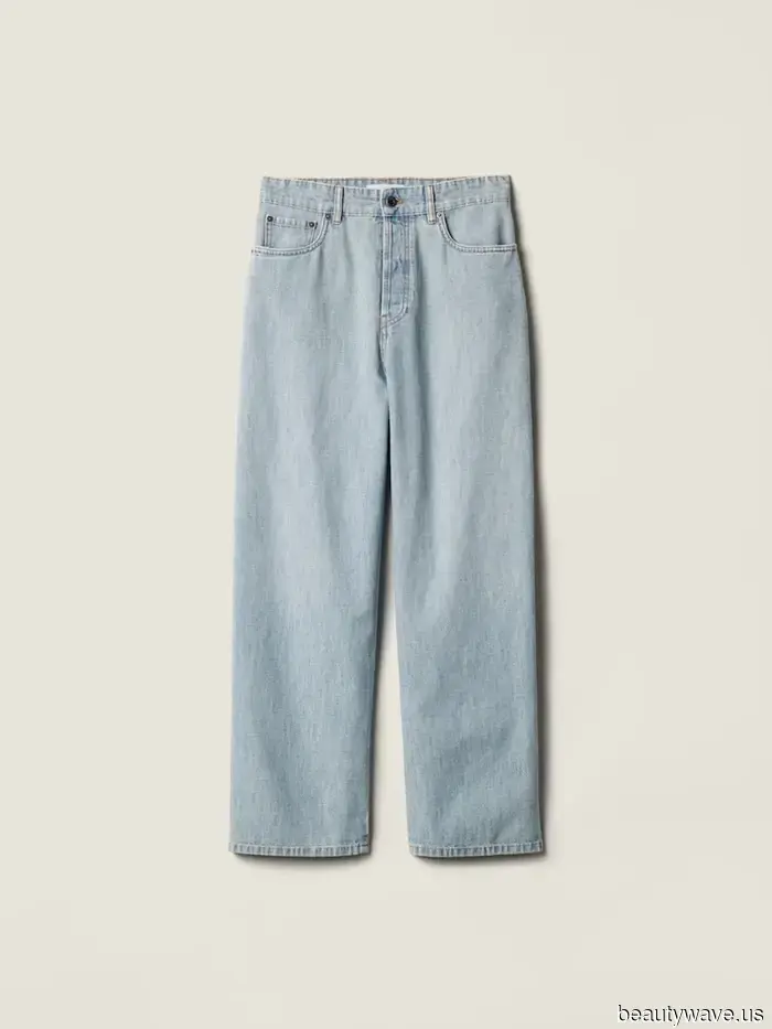 Light-wash jeans were a prominent feature at the Dior show—these shoes will give them a stylish touch for 2026.