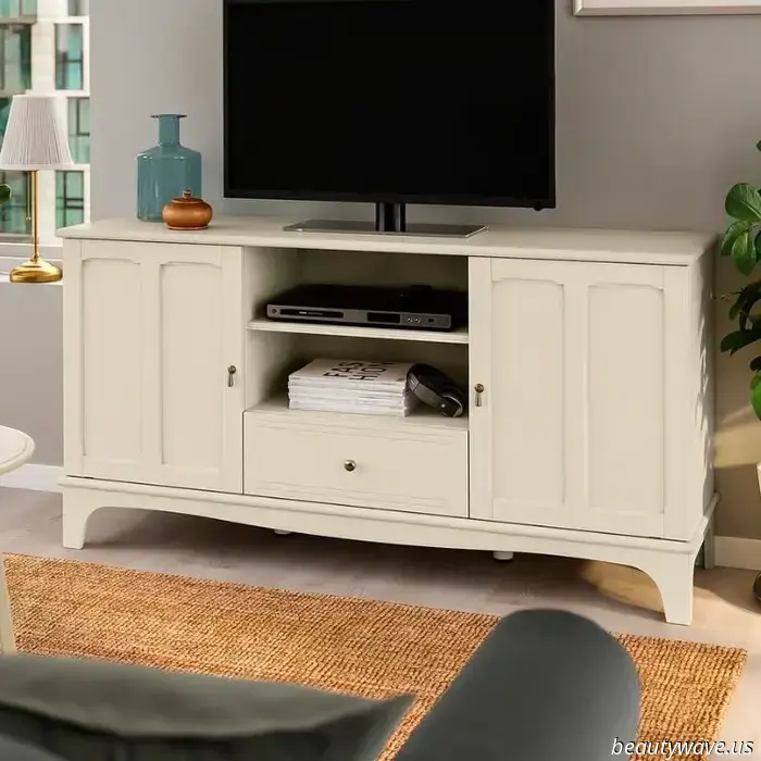 Our Graphic Designer's Chicago apartment resembles that of a luxury hotel.
