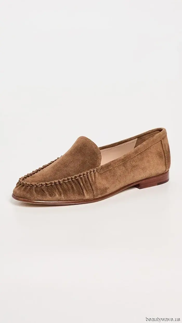 Le persone di moda a Parigi sanno che queste tendenze estive delle scarpe sono fondamentali per un look ben curato.