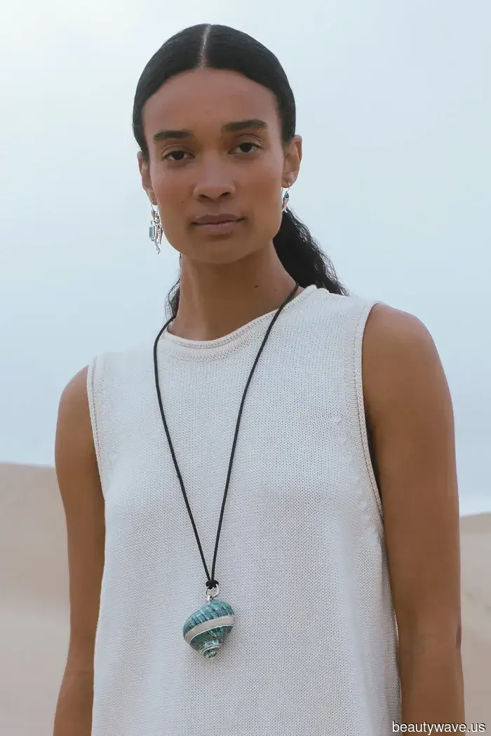 Subtle Luxury to the Left: This Summer Aesthetic Is Being Worn by Every Stylish Individual Instead.