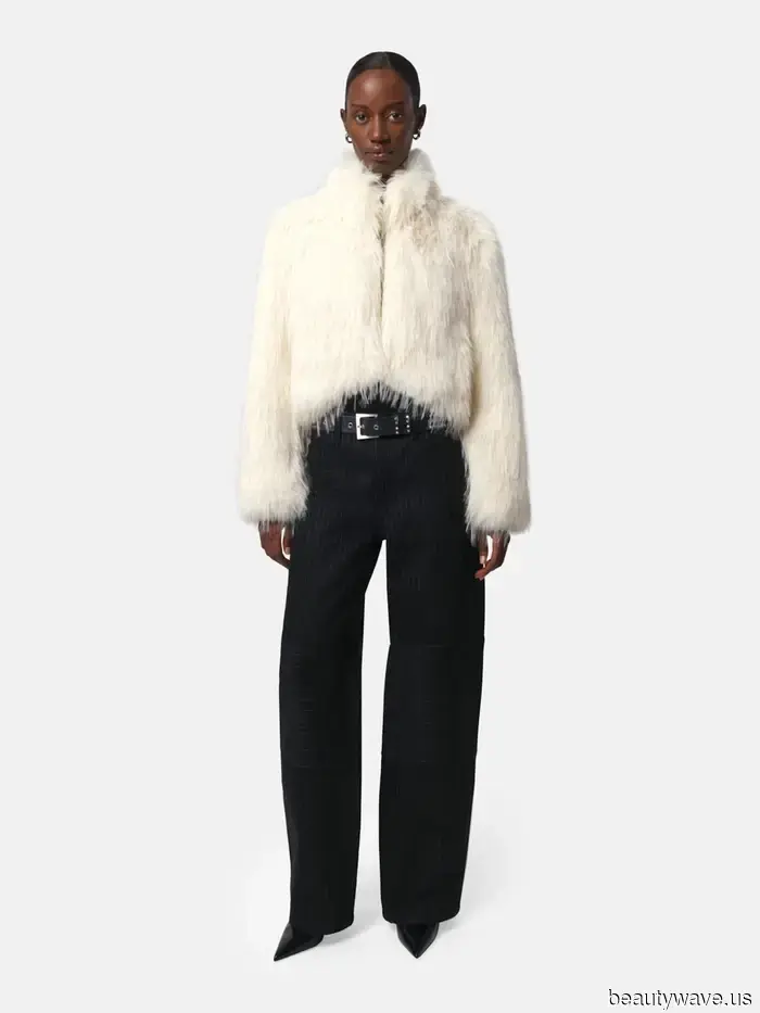 Spiacente, Leggings&mdash;Le It Girls volano in privato verso Aspen in tuta e con il trend dei cappotti invernali più eleganti.