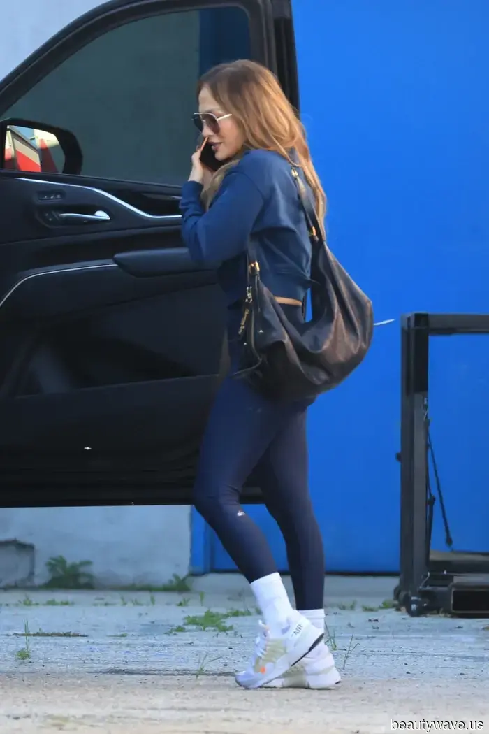 If Parisians sported leggings similar to those worn by It Girls in NYC and L.A., they would opt for this luxurious-looking hue...