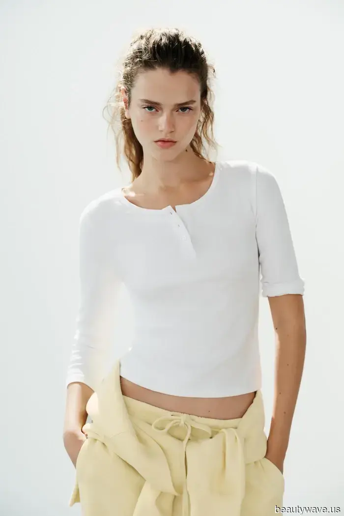 ICYMI: Le persone della moda hanno silenziosamente sostituito le loro t-shirt bianche con questo basic autunnale più chic.