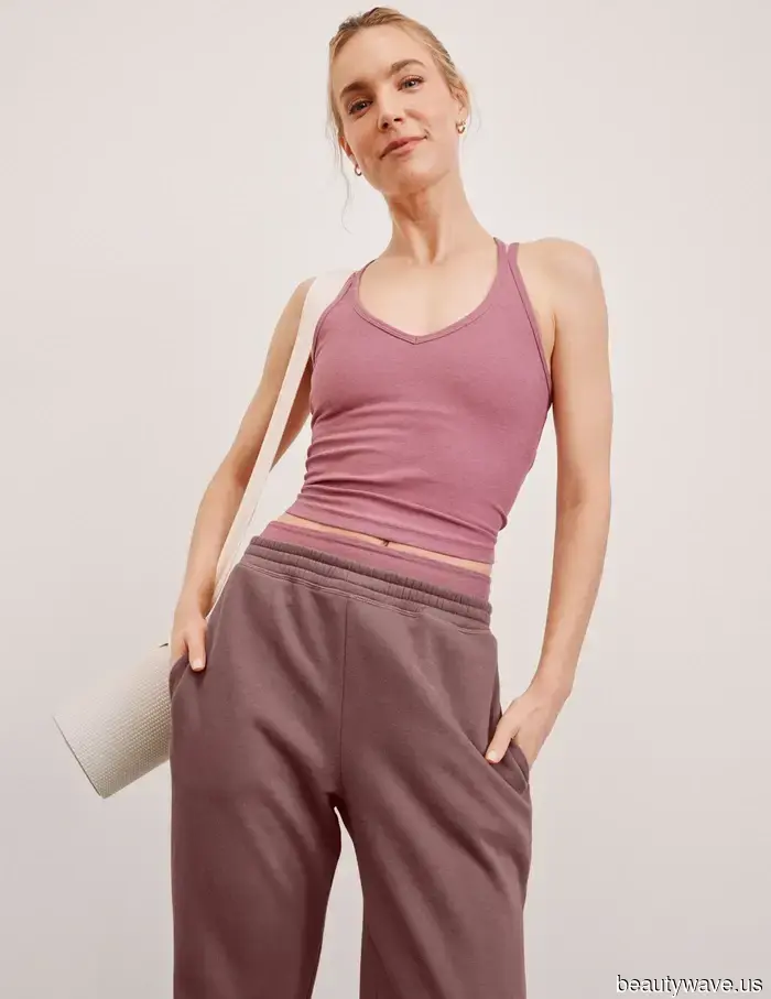 L'insegnante di yoga preferita di Hailey Bieber svela il suo guardaroba capsule di athleisure&mdash;ed è fantastico