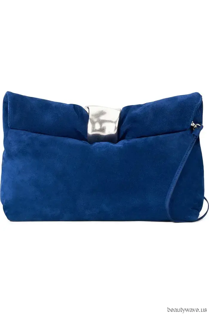 Put Down the Shoulder Bags—Fashion Enthusiasts Are Opting for This Trend to Achieve a More Stylish Look.