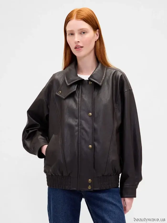 Certo, le giacche di pelle nere sono senza tempo, ma tutti nel mondo della moda stanno optando per questo colore più chic invece.