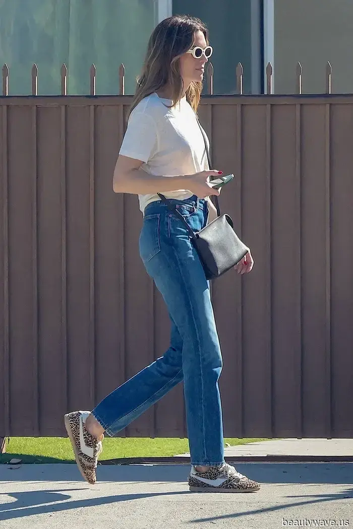 Confirmed: Jeans and a T-shirt Become Much More Exciting When Paired With This Winter Sneaker Trend.