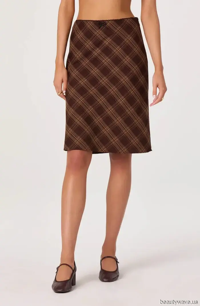 Low-rise jeans, navy t-shirts, lace-trimmed skirts—every trendy fashion piece I'm purchasing thanks to Zoë Kravitz.