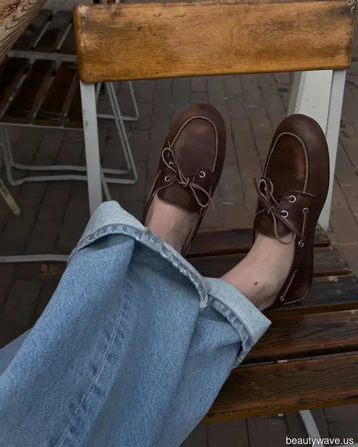 Las personas más elegantes ya están combinando sus jeans con estas 5 tendencias de zapatos de verano.