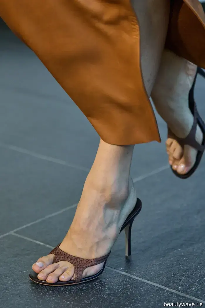 Nein, keine Slipper&mdash;der Schuhtrend der 90er, den Modeleute gerade mit Jeans, Leggings und Kleidern tragen.