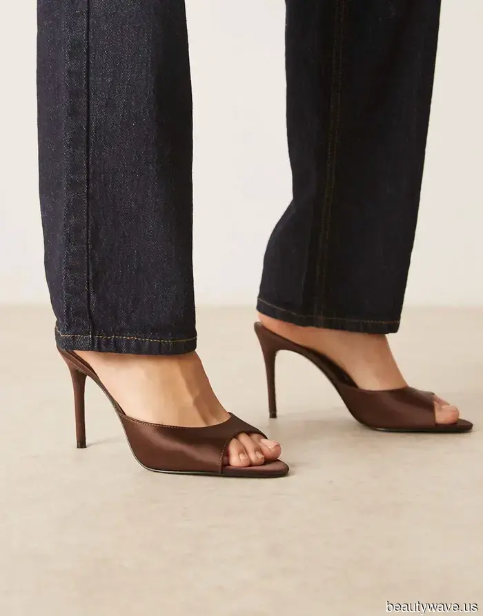 L'ultimo outfit da ragazza francese di Alexa Chung ha appena dimostrato che questa tendenza di scarpe "datata" è tornata.