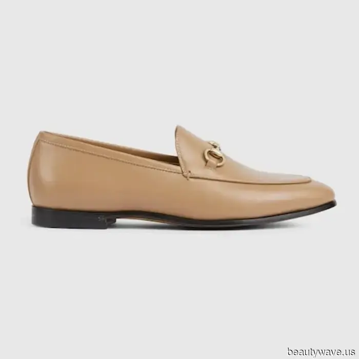 Le persone di moda a Parigi sanno che queste tendenze estive delle scarpe sono fondamentali per un look ben curato.
