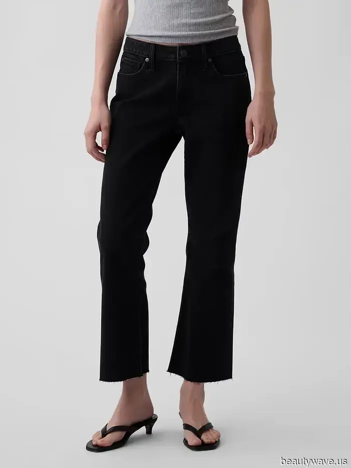 Identifying an It Girl in 2026: This Trendy Cropped Jeans Look and This French-Inspired Shoe Style