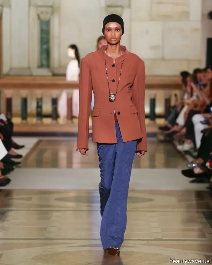 Bei Tory Burch ist es für den Frühling 2026 angesagt, sich wie ein cooler Uptown-Mädchen zu kleiden.