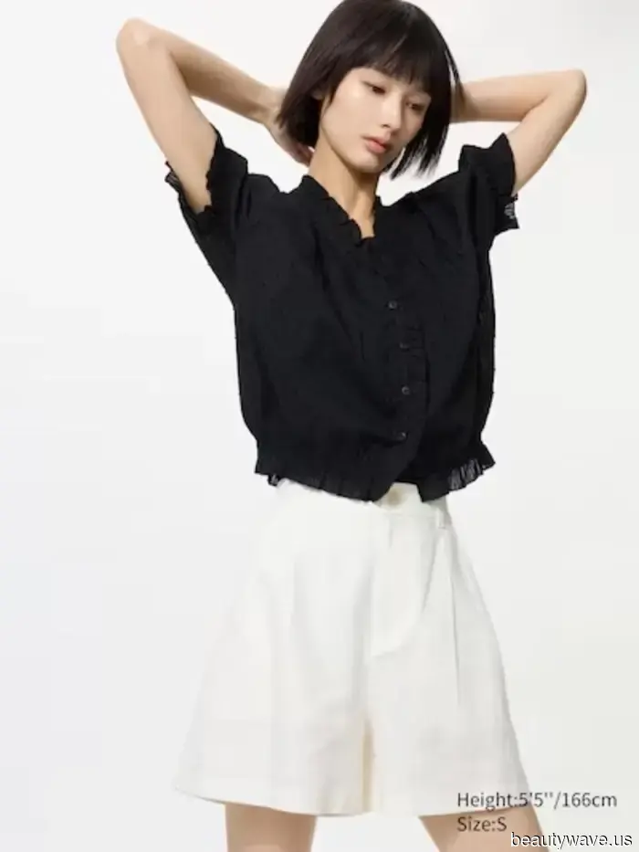 Petite women understand that pairing shorts with flat shoes always appears sophisticated.
