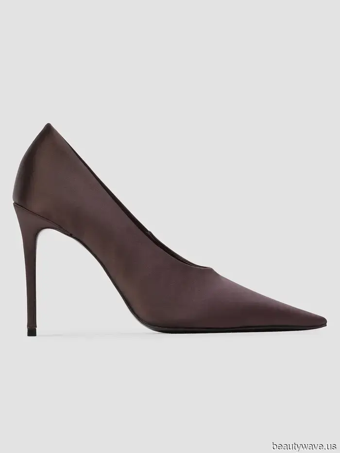 Se lo sai, lo sai: questo colore di scarpe anti-nero sta meglio con i jeans e una borsa nera.