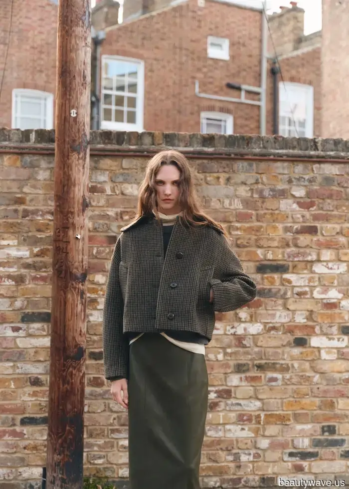 I just returned from Paris—this is the outfit combination of jacket, jeans, and shoes that I noticed everywhere.