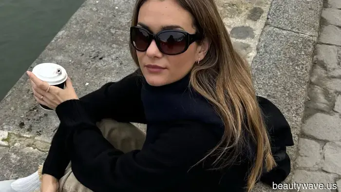 Las It Girls parisinas tienen esta tendencia de zapatos planos en sus armarios para usar con jeans.